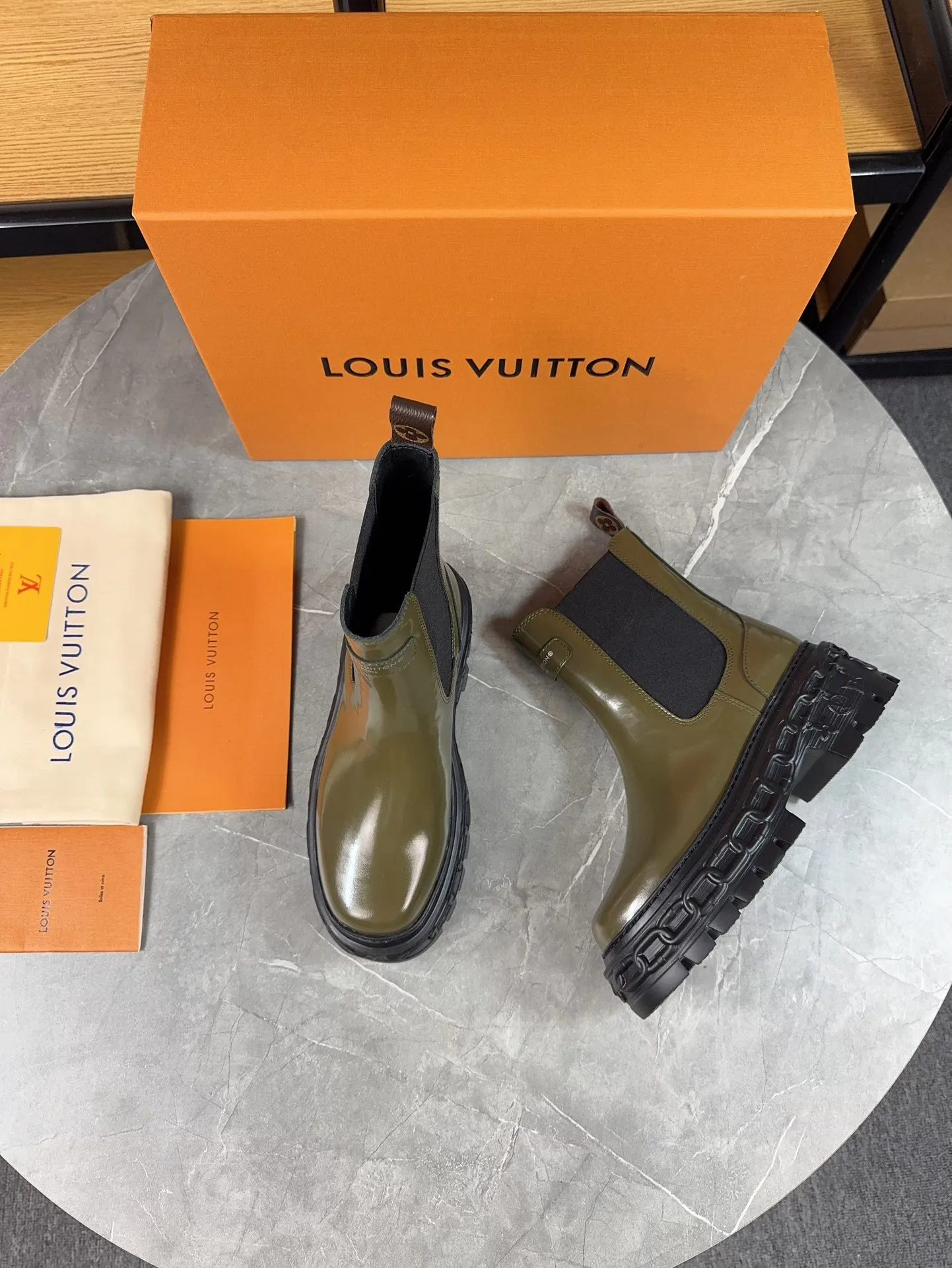 Men's shoes 💰700💰 Louis vuitton's new short boots; beautiful lines and no bloat, original first-layer cowhide combined with high mercerized frosted cowhide, thin-strap motorcycle boots are easy to put on and take off, without contrast (to isolate the cold winter) ❶ Upper: original open-edge beaded cowhide ❷ Inner: cowhide ❸ Foot pads: cowhide leather ❹ Outsole: original wear-resistant and non-slip raw rubber sole ❺Sole height: 6cn ❻Packaging: Original LV special box ❼Number: 34-41 (34/41 customization is not returnable) Boot height 6 inches ☀Color: (black military green)